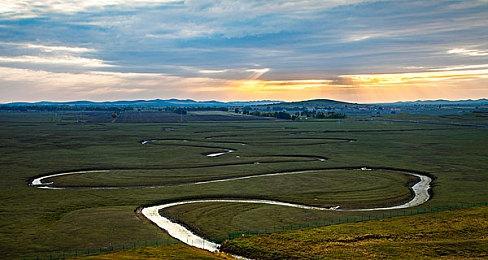 《FF7重生》制作人希望游戏能达到《巫师3》相同高度